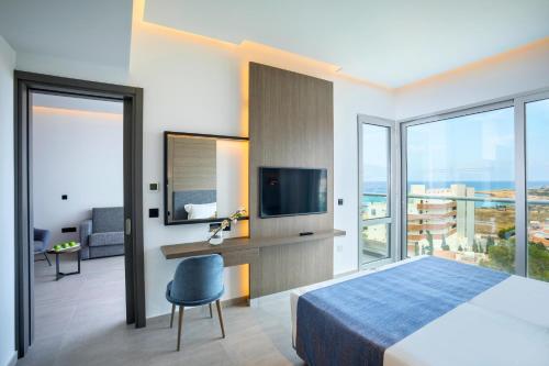 普罗塔拉斯卡沃马里斯海滩酒店的酒店客房,配有床和电视