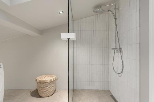 锡格吕菲厄泽Gagginn Siglo的浴室里设有玻璃门淋浴