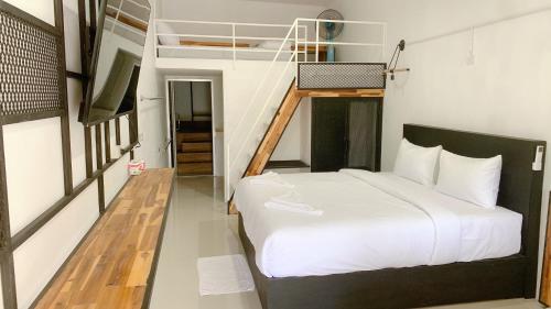 涛岛Amazing Inn Koh Tao的一间卧室配有一张床和一张高架床