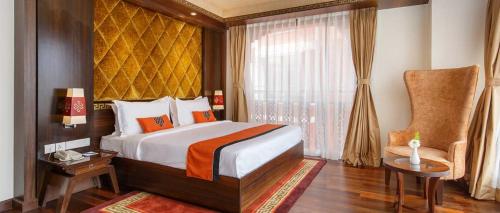 新德里Hotel tu casa International Near Delhi Airport的酒店客房设有床和窗户。