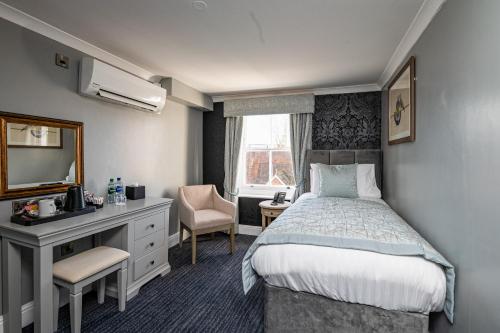 梅登黑德Thames Riviera Hotel, Sure Hotel Collection by Best Western的一间卧室配有一张床、一张书桌和一面镜子