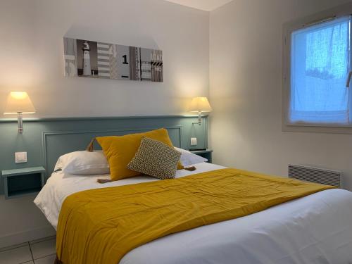雷岛圣玛丽Le Petit Bois的一间卧室配有一张黄色毯子床
