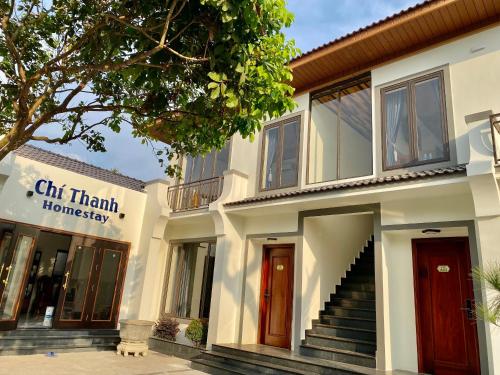 波来古市Chí Thanh Homestay的前面有楼梯的建筑