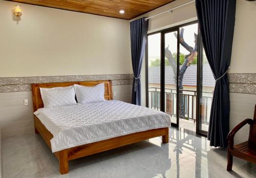 波来古市Chí Thanh Homestay的一间卧室设有一张床和一个大窗户