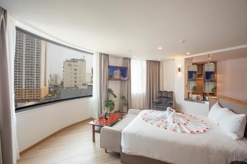 岘港PĀMA Boutique Hotel & Bistro的酒店客房设有一张床和一个大窗户