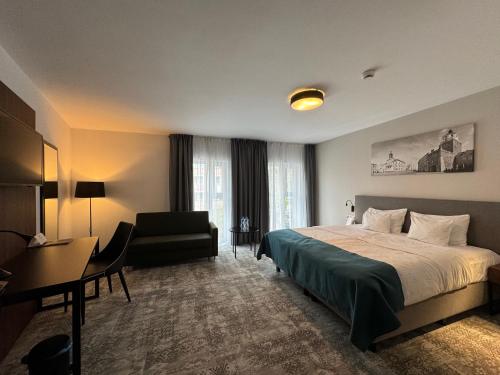 卢布林Focus Hotel Premium Lublin的配有一张床和一张书桌的酒店客房
