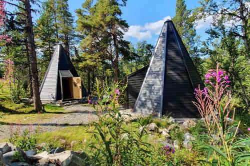 DagaliActive Adventure Base - Apartment & Lavvo, Dagali Fjellpark的两座花林中的三角形房屋