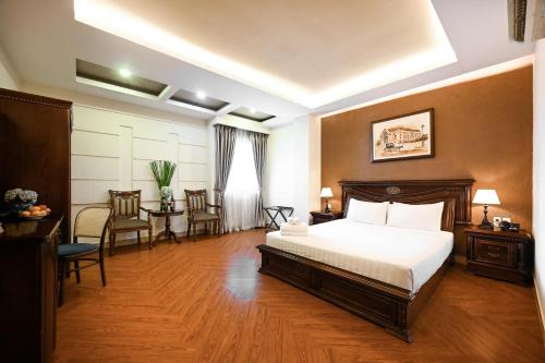 胡志明市Nicecy Hotel - Bui Thi Xuan Street的卧室配有一张床和一张桌子及椅子