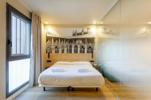 潘普洛纳Hotel Landaben的卧室设有白色的床和大窗户