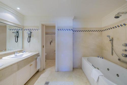 加的斯维多利亚海滩酒店的带浴缸和盥洗盆的浴室