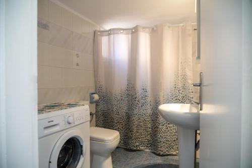 梅加洛克里Rosalia Studio Megalochori的浴室配有卫生间、盥洗盆和洗衣机。