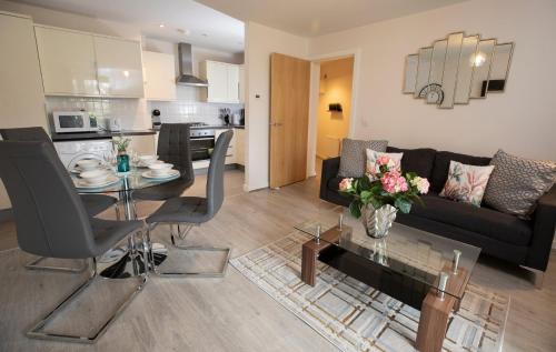 都柏林GuestReady - Beautiful apartment on Dublin Coast的客厅配有沙发和桌子