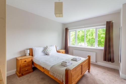 都柏林GuestReady - A charming place near Golf Centre的一间卧室设有一张床和一个窗口