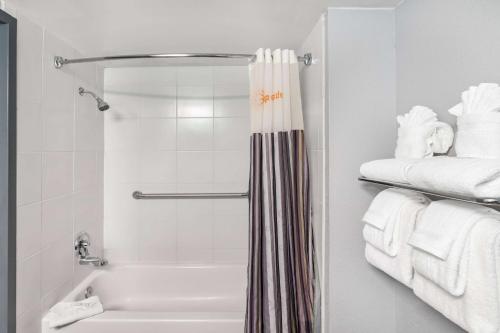 赛维尔维尔赛维尔维尔/柯达拉金塔旅馆及套房的浴室配有浴缸、淋浴和毛巾。