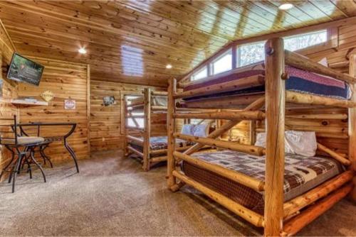 加特林堡Dreams Come True With This Luxury Cabin!的小木屋内一间卧室配有两张双层床