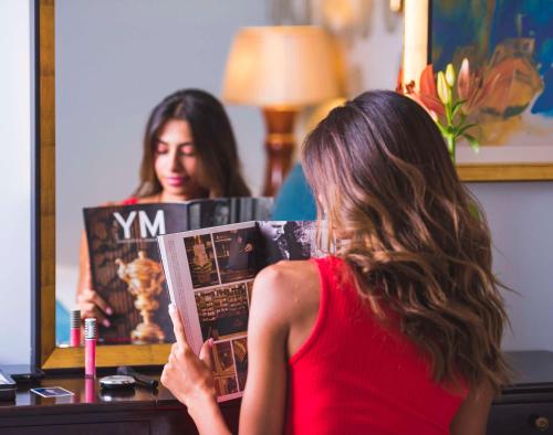 开罗开罗凯宾斯基尼罗酒店的女人在镜子前看杂志