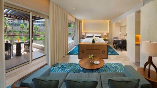 贝鲁特贝鲁特萨默兰凯宾斯基度假酒店的酒店客房配有床、沙发和桌子。
