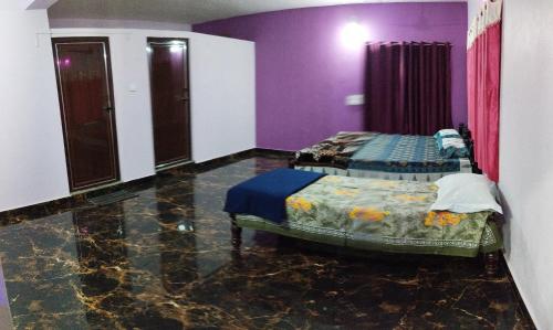 KumtaVT beach home leaf的一间卧室配有一张紫色墙壁和大理石地板的床。