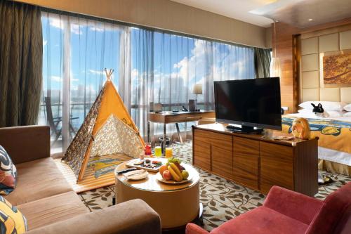 银川银川凯宾斯基饭店的酒店客房,配有床和电视