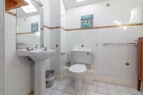 都柏林GuestReady - Castle Proximity and Modern Charm的白色的浴室设有卫生间和水槽。