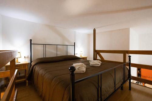 巴勒莫Hola Cathedral House的一间卧室配有一张床,上面有两条毛巾