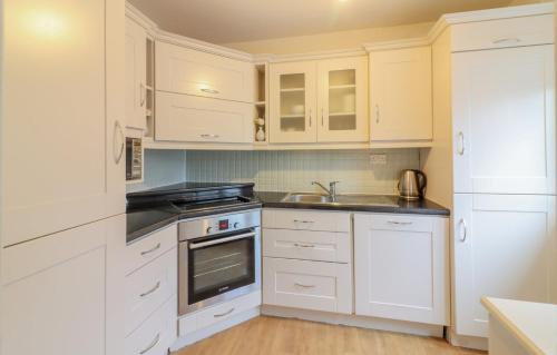 都柏林GuestReady - Coastal Charm near Sandymount Beach的厨房配有白色橱柜和水槽