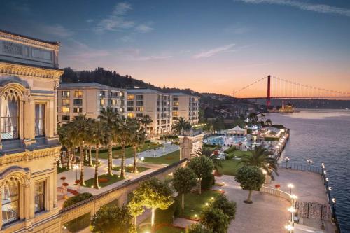 伊斯坦布尔伊斯坦布尔塞拉宫凯宾斯基酒店的城市的背景是一座桥