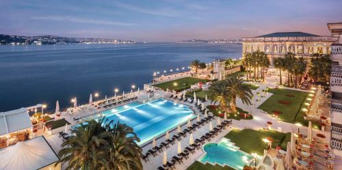 伊斯坦布尔伊斯坦布尔塞拉宫凯宾斯基酒店的享有带大型游泳池的度假村的顶部景致