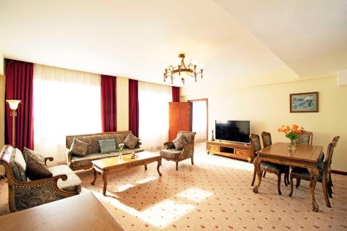 乌兰巴托汗宫凯宾斯基酒店的客厅配有沙发和桌子