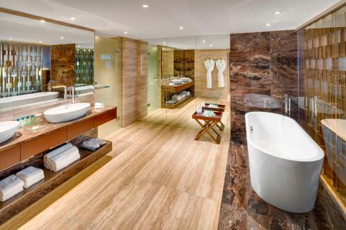 布达佩斯布达佩斯科维努斯凯宾斯基酒店的一间带两个盥洗盆和大浴缸的浴室