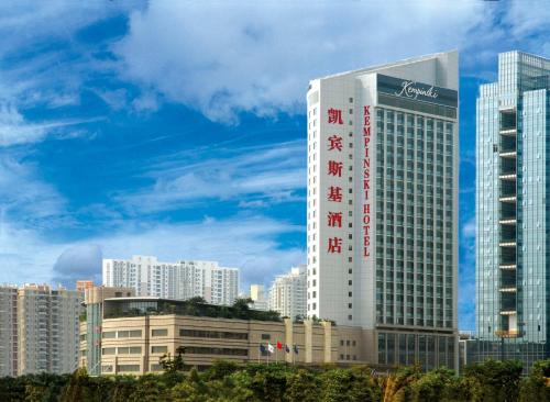 深圳深圳凯宾斯基酒店(24小时入住礼遇，视酒店入住率而定）的一座高大的建筑,旁边有一个标志