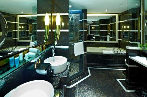 深圳深圳凯宾斯基酒店(24小时入住礼遇，视酒店入住率而定）的带浴缸、卫生间和盥洗盆的浴室