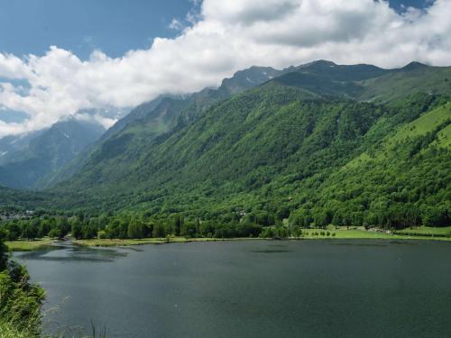 卢登维耶尔Mercure Peyragudes Loudenvielle Pyrénées的山 ⁇ 山谷中的一个湖泊