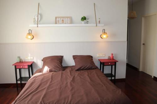 阿桂拉斯Casa La Vuelta的一间卧室配有一张床、两个床头柜和两张桌子