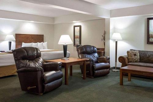 詹姆斯镇Baymont by Wyndham Jamestown Conference Center & Water Park的酒店客房配有床和皮革家具