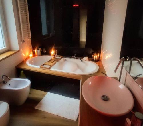 热那亚Mare Monti的带浴缸、盥洗盆和卫生间的浴室
