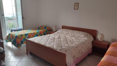 MontefalcioneDa Totonno的一间带床的卧室,位于带窗户的房间内