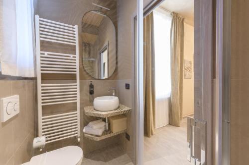 帕尔马Rooms Don Alfonso的浴室设有白色水槽和镜子