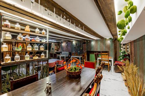 第比利斯提弗里斯精品酒店的一间带木桌和椅子的用餐室
