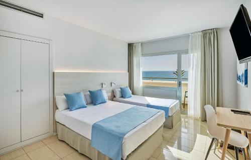 罗列特海岸URH怡东别墅的酒店客房设有两张床,享有海景。
