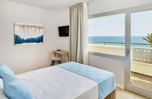 罗列特海岸URH怡东别墅的一间卧室配有一张床,享有海景