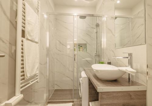 斯普利特Perimar Luxury Apartments and Rooms Split Center的一间带水槽和玻璃淋浴的浴室