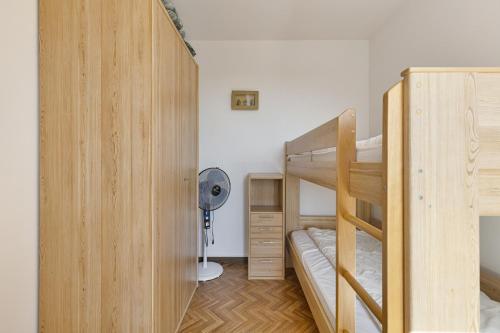 文代讷Zeebries 0505 e5的客房设有两张双层床和风扇。