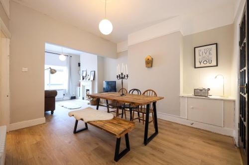 利物浦GuestReady - Walton's Delight的客厅配有木桌和椅子