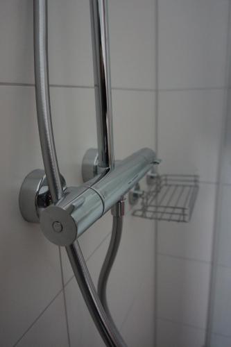 弗罗伊登施塔特Sonnenhalde Panoramablick的浴室内带软管的淋浴头