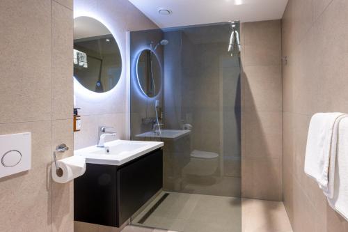 诺德韦克皇家酒店的一间带水槽和淋浴的浴室
