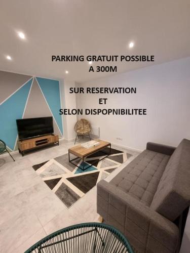瓦朗西纳VALSCOSY parking - Activités illégales interdite的带沙发和电视的客厅