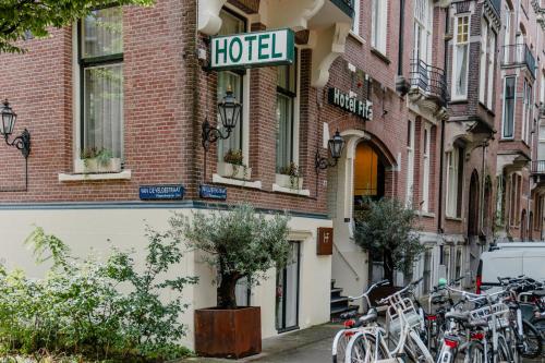 阿姆斯特丹菲塔酒店的停在酒店外的街道上的一排自行车