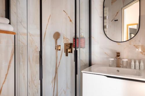 巴黎栗子树酒店的一间带水槽和镜子的浴室
