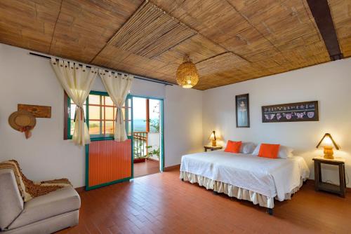 普韦布洛保弗拉诺若斯德尔金迪奥酒店的一间卧室设有一张床和木制天花板